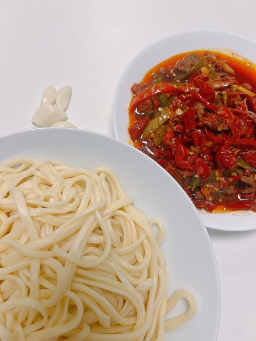 新疆家常菜韭菜辣皮子炒肉是怎么做的?