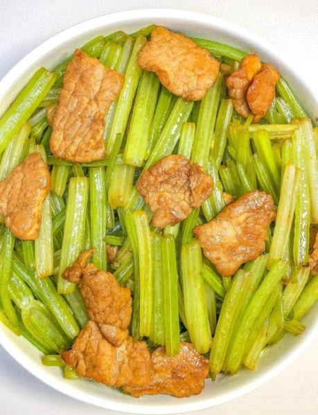 芹菜炒猪肉的做法