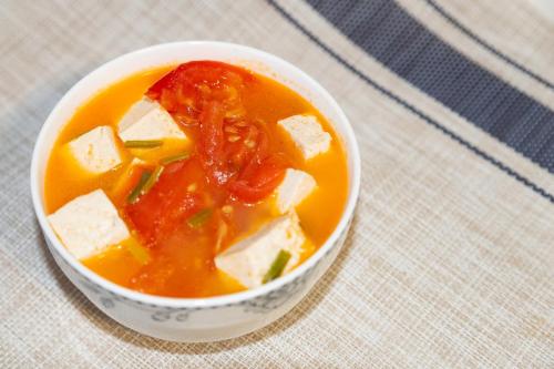 苦瓜番茄豆腐可以煲汤吃吗