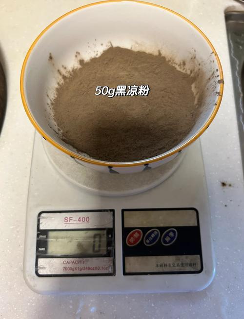 如何制作黑、白凉粉?