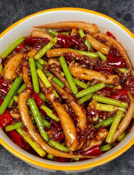 怎么做鲜香美味的蒜苔炒鱿鱼?
