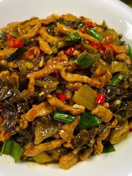 酸菜炒肉丝家常做法(酸菜肉的作法)