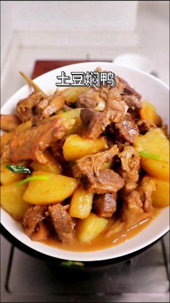 土豆焖鸭的正确做法是什么?